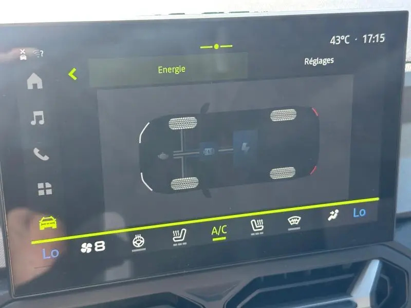 Écran tactile intérieur du Dacia Bigster 2025 montrant l'énergie hybride et les commandes climatisation.