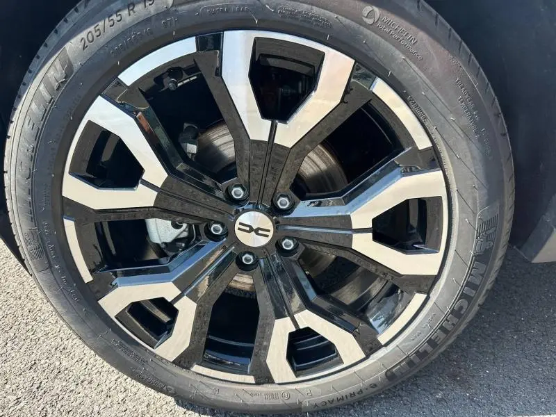 Gros plan sur la jante alu bicolore du Dacia Bigster gris Schiste, mettant en valeur le design moderne et le logo central.
