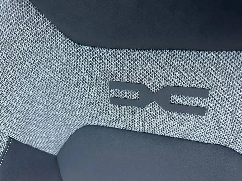 Détail du tissu gris avec logo DXE sur le siège intérieur du Dacia Bigster 2025 finition Journey.