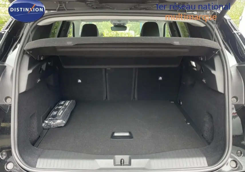 Coffre ouvert en vue arrière d’un Citroën C5 Aircross noir Perla Nera, montrant un espace de chargement spacieux et un cache-bagages relevé.