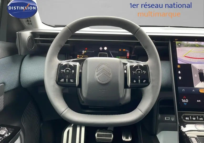 Vue frontale du volant gris clair du Citroën C5 Aircross 2026 avec tableau de bord numérique et écran tactile central.