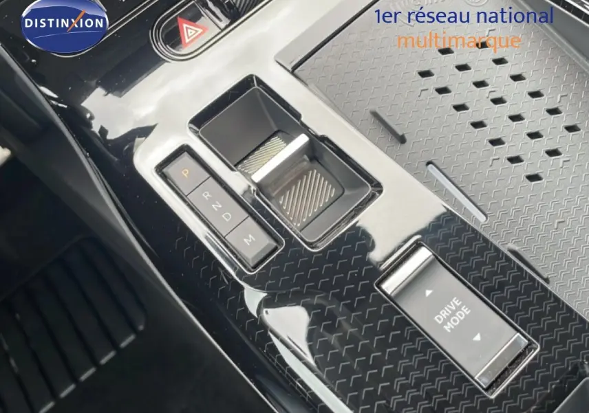 Gros plan sur la console centrale noire brillante du Citroën C5 Aircross 2026 avec sélecteur de boîte auto et bouton Drive Mode.