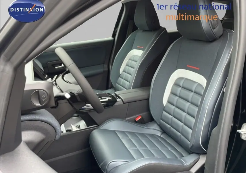 Vue intérieure côté conducteur du Citroën C5 Aircross 2026, sièges en cuir et tissu gris noir avec surpiqûres blanches.