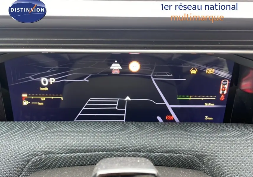 Vue rapprochée du tableau de bord numérique du Citroën C5 Aircross noir, affichant la navigation et les indicateurs de conduite.