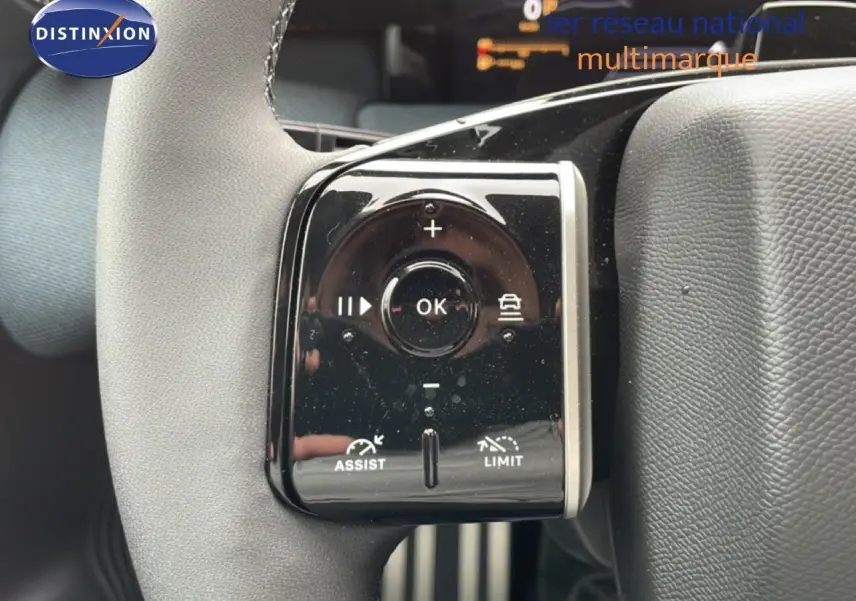 Gros plan sur les commandes de régulateur et limiteur de vitesse au volant du Citroën C5 Aircross noir Perla Nera.