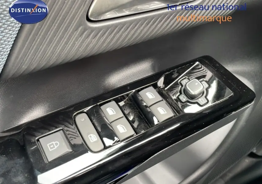 Gros plan sur les commandes de vitres et rétroviseurs côté conducteur du Citroën C5 Aircross noir Perla Nera 2026.