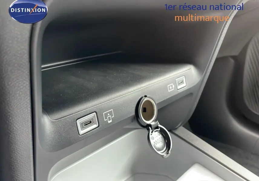 Prise allume-cigare ouverte avec ports USB dans l'habitacle d'une Citroën C5 Aircross noir Perla Nera, vue côté passager.