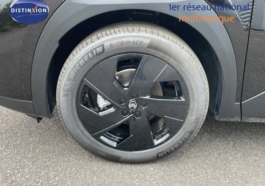 Gros plan sur la roue avant gauche noire avec jante noire brillante du Citroën C5 Aircross noir Perla Nera.