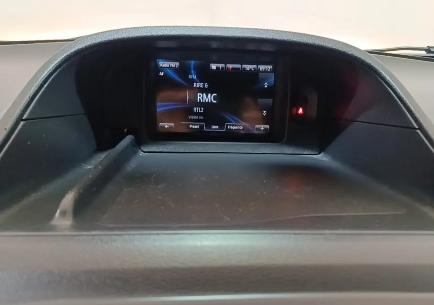Écran tactile central affichant la radio RMC sur le tableau de bord noir du Renault Kangoo Extra R-Link 2020.