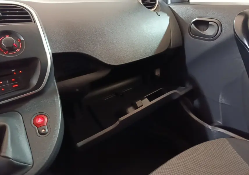Intérieur du Renault Kangoo 2020 blanc, vue côté passager sur la boîte à gants ouverte et tableau de bord noir.