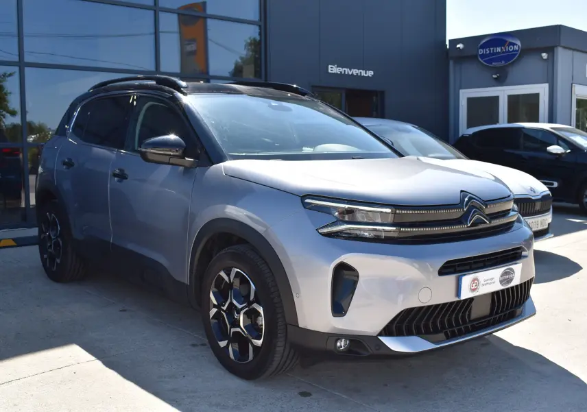 Citroën C5 Aircross 2024 gris métallisé en 3/4 avant droit avec toit bi-ton noir Perla Nera visible.