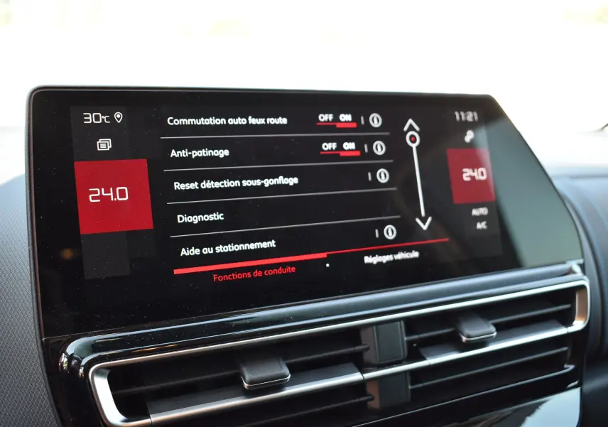 Écran tactile central du Citroën C5 Aircross 2024 affichant les réglages d’aide à la conduite et climatisation.