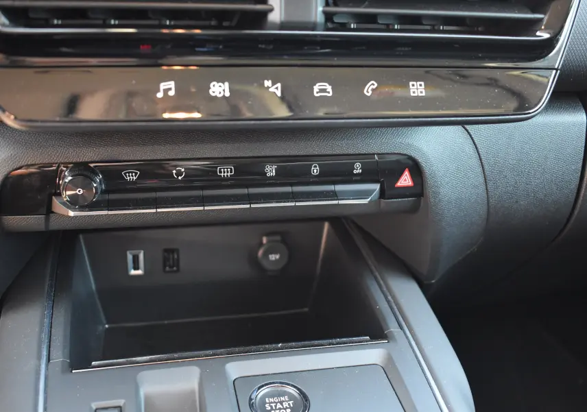 Vue rapprochée de la console centrale du Citroën C5 Aircross 2024, avec commandes tactiles et bouton start/stop.