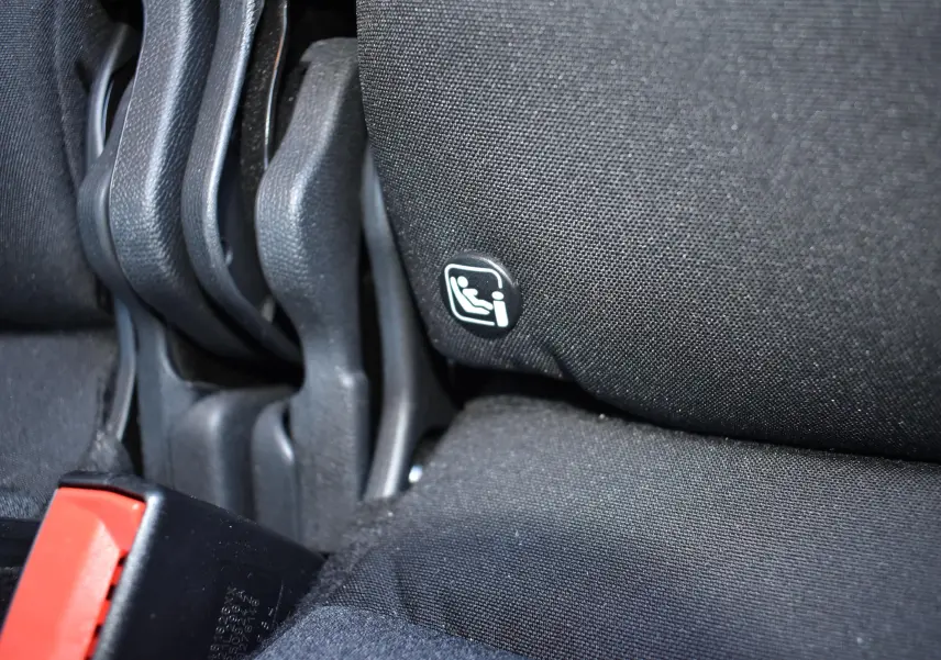 Gros plan sur le tissu noir du siège arrière droit du Citroën C5 Aircross avec étiquette ISOFIX visible.