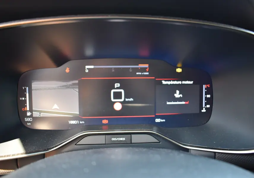 Vue rapprochée du tableau de bord numérique du Citroën C5 Aircross 2024, affichant la vitesse, la température moteur et la navigation.