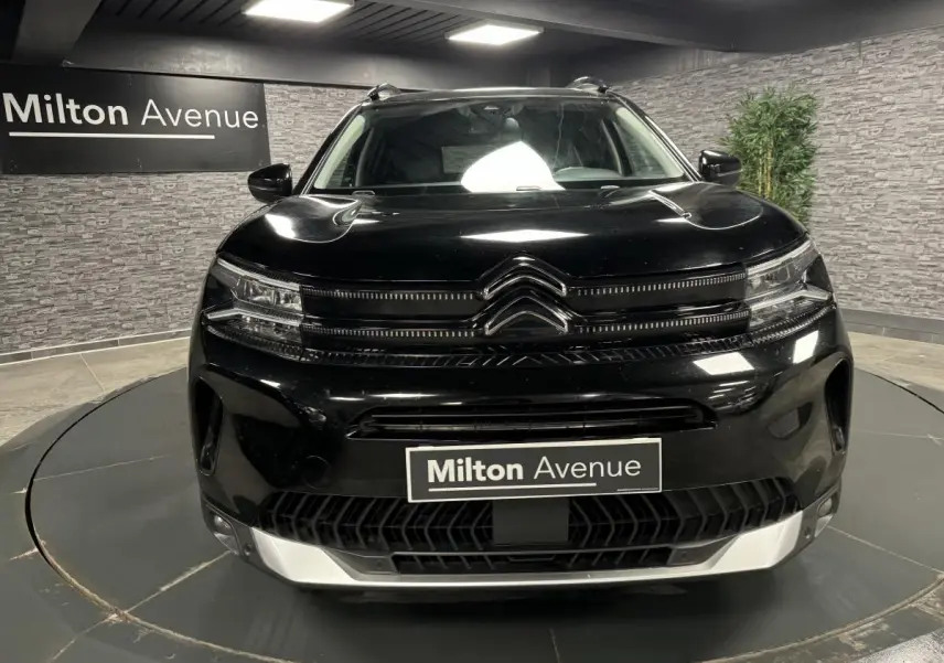 Citroën C5 Aircross noir perla nera vue de face en intérieur avec calandre et logo distinctifs brillants