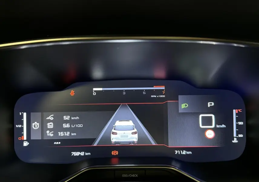 Tableau de bord numérique du Citroën C5 Aircross 2022 affichant une vue arrière stylisée du véhicule en blanc sur écran noir.