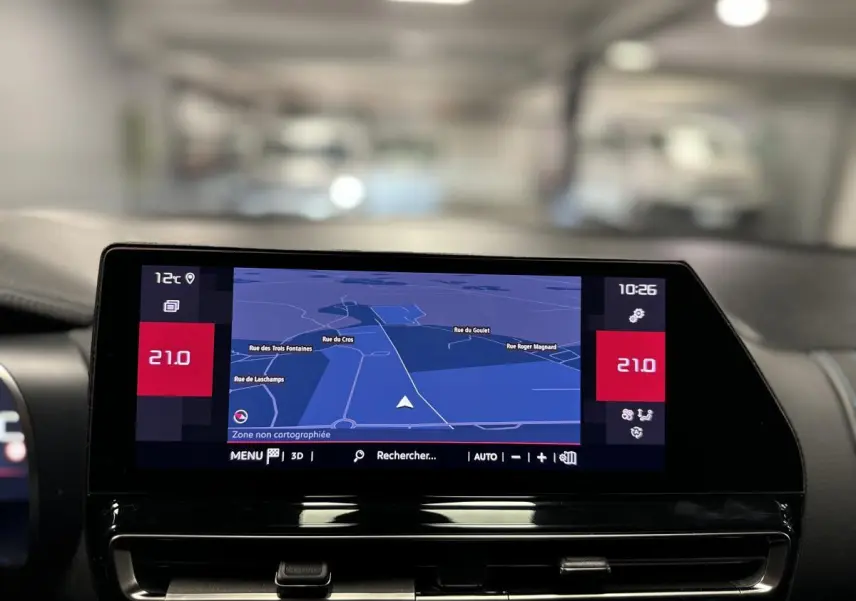 Écran tactile 10 pouces du tableau de bord du Citroën C5 Aircross noir, affichant la navigation et la climatisation à 21°C.