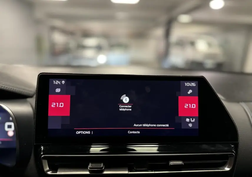 Écran tactile central du tableau de bord du Citroën C5 Aircross 2022, affichant la connectivité Bluetooth et la climatisation à 21°C.