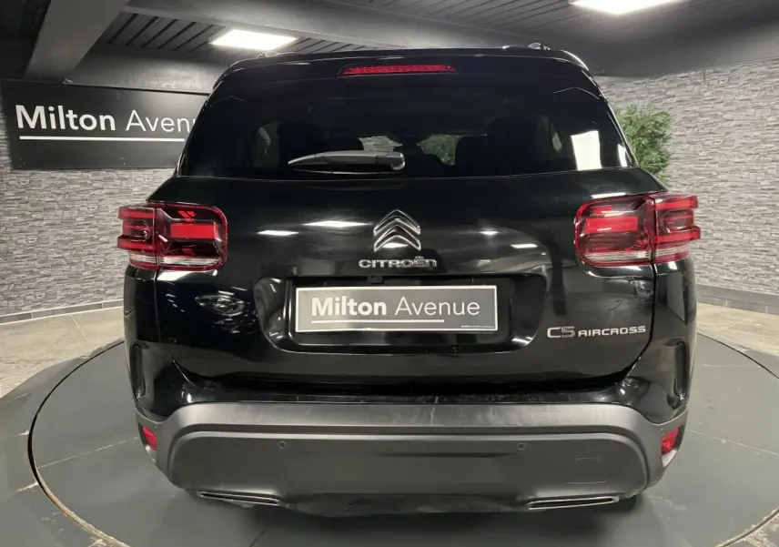 Vue arrière du Citroën C5 Aircross noir nacré avec feux arrière LED et double sortie d’échappement chromée.