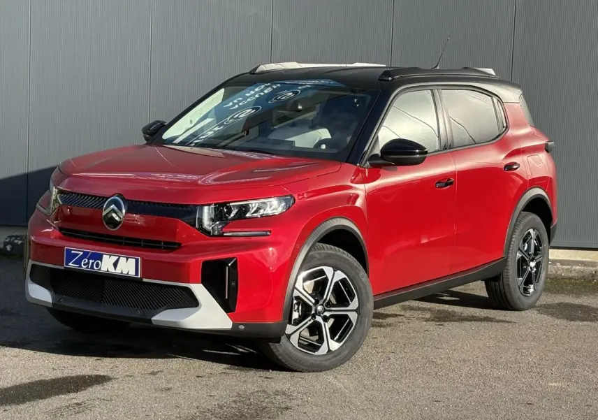 Citroën C3 Aircross Hybrid rouge Elixir vue 3/4 avant droit avec toit noir et jantes alliage 17 pouces.