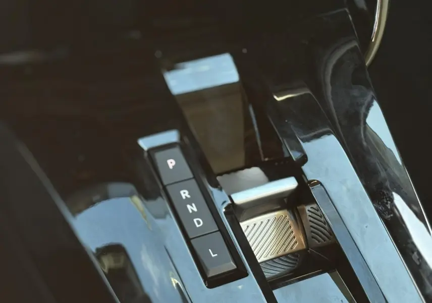 Gros plan sur la commande de boîte automatique noire brillante de la Citroën C3 Aircross Hybrid 145.