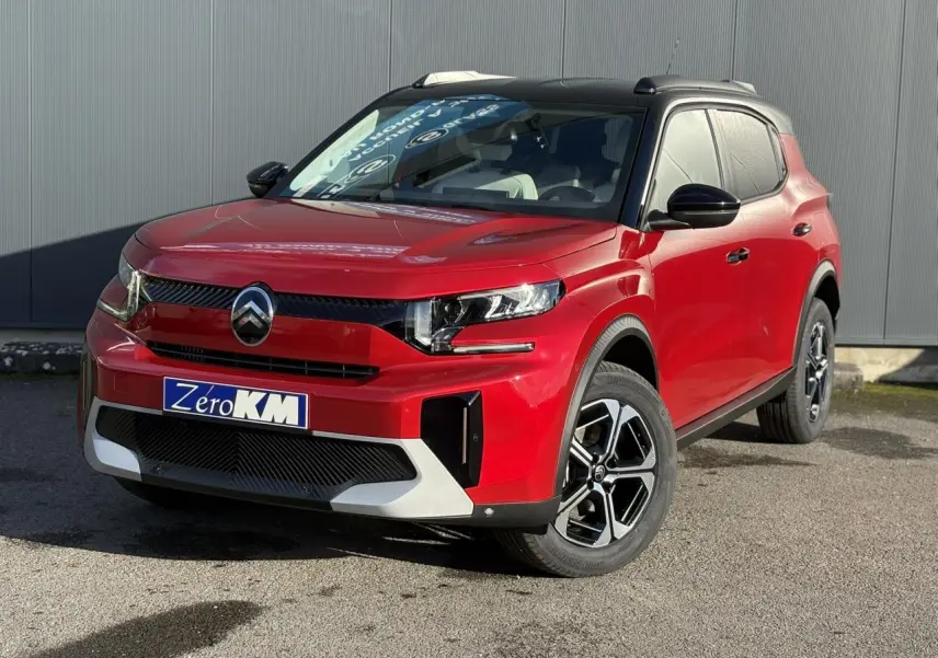 Vue 3/4 avant droite du Citroën C3 Aircross rouge Elixir avec toit noir et jantes alliage 17 pouces.