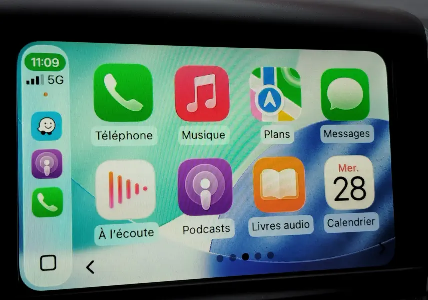 Écran tactile intérieur de la Peugeot 208 2019 affichant les applications téléphonie, musique et navigation.