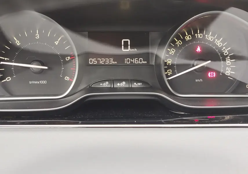 Vue rapprochée du tableau de bord de la Peugeot 208 diesel 2019, affichant le compteur et l'odomètre numérique.