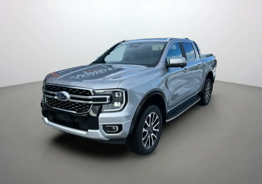 Ford Ranger 3.0 V6 gris iconic en 3/4 avant droit, avec calandre noire et jantes alu 20 pouces visibles.