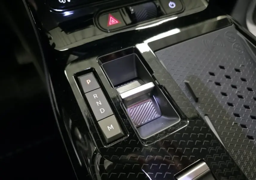 Gros plan sur la console centrale noire brillante du Citroën C5 Aircross 2026 avec sélecteur de boîte auto et boutons de vitesses.