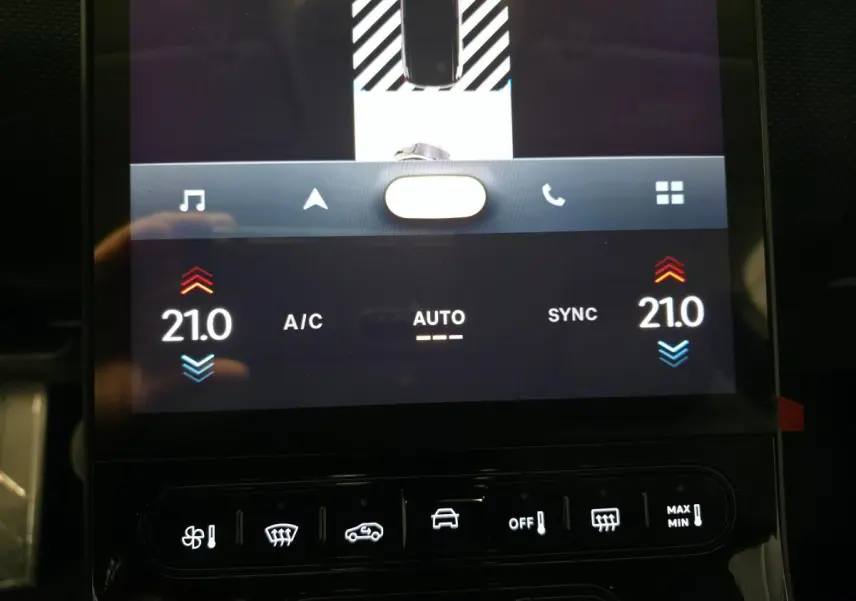Écran tactile central du Citroën C5 Aircross blanc 2026 montrant la climatisation automatique bi-zone à 21°C.