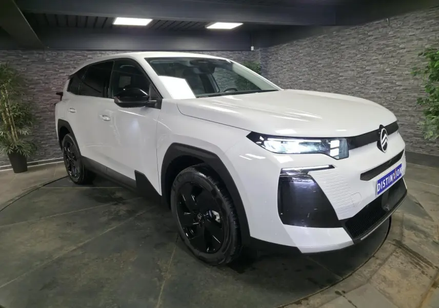 Citroën C5 Aircross blanc en 3/4 avant droit, avec jantes noires et calandre noire brillante.