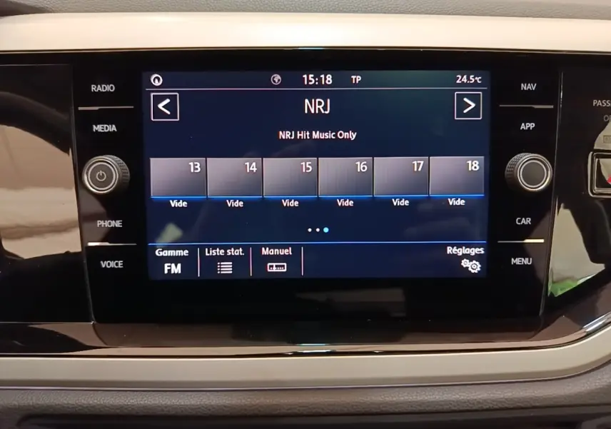 Écran tactile central 8 pouces de la Volkswagen Polo noire 2020 affichant la radio NRJ en FM.