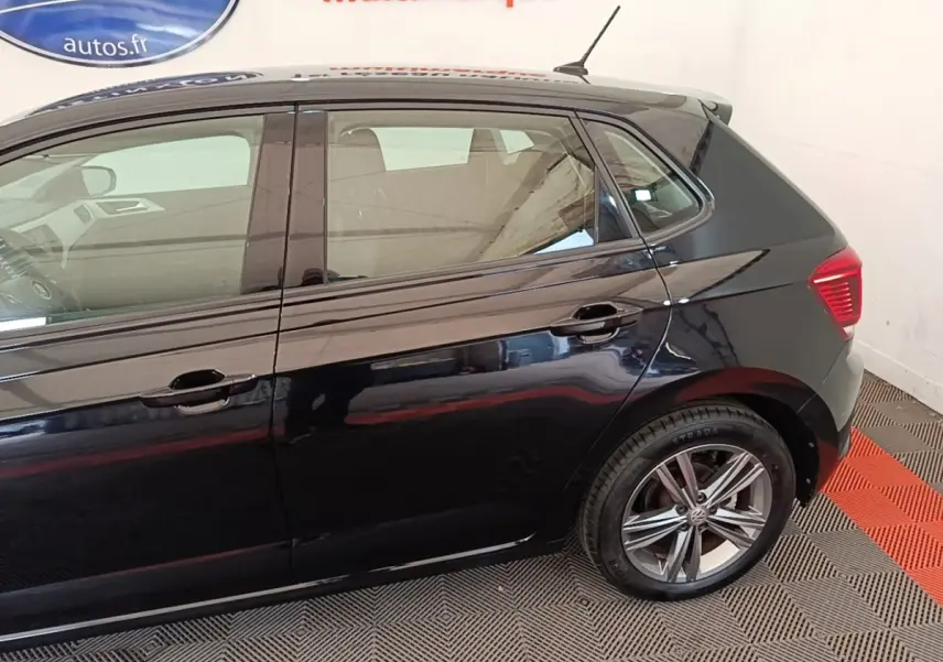 Vue latérale droite d'une Volkswagen Polo noire 2020, avec jantes alliage et vitres teintées visibles.