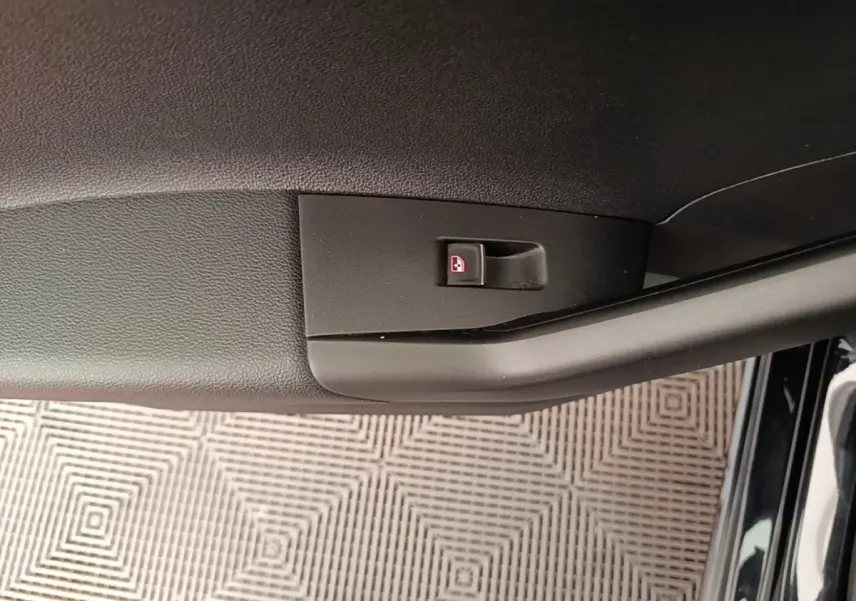 Détail de la commande de verrouillage des portes sur la portière côté conducteur d’une Volkswagen Polo noire 2020.