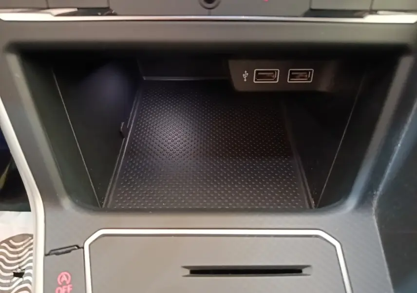 Gros plan sur la console centrale noire de la Volkswagen Polo 2020, avec ports USB visibles et surface antidérapante.
