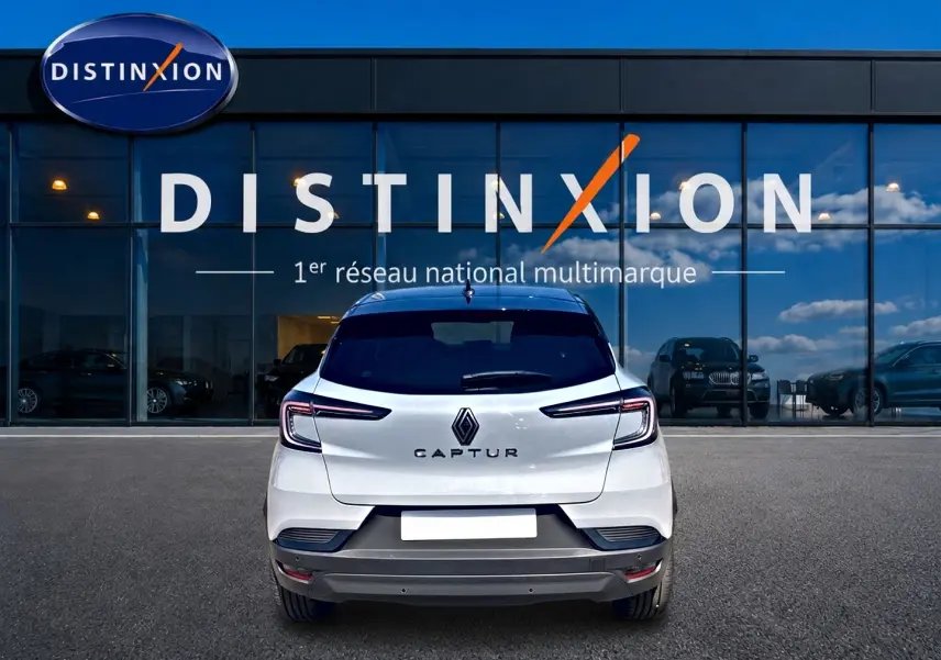 Vue arrière d'un Renault Captur 2026 blanc avec toit noir, feux arrière LED et logo distinctif au centre.