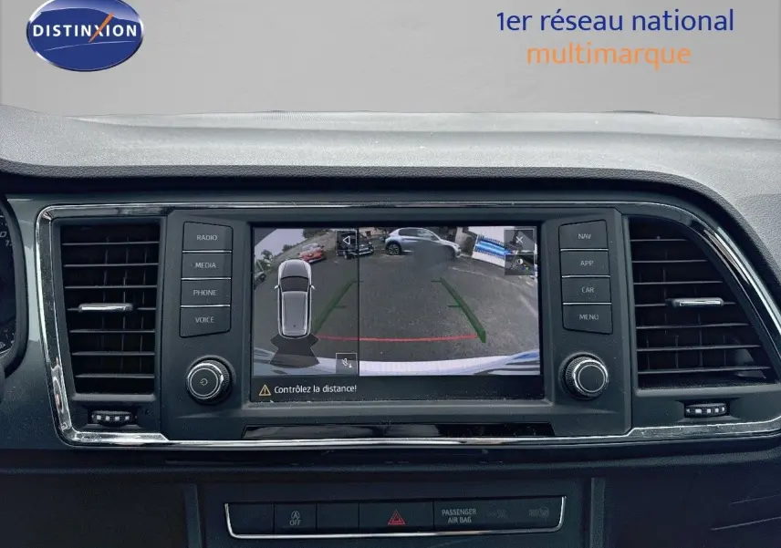 Vue intérieure du tableau de bord du SEAT Ateca blanc 2018, écran affichant la caméra de recul avec guidage.