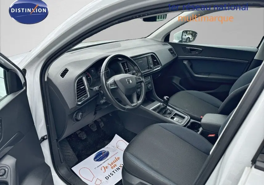 Vue intérieure côté conducteur du SEAT Ateca blanc 2018, montrant le tableau de bord et la boîte manuelle.