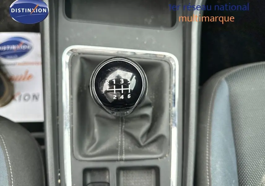 Le levier de vitesses manuel noir de la SEAT Ateca 2018, vue de dessus sur la console centrale.