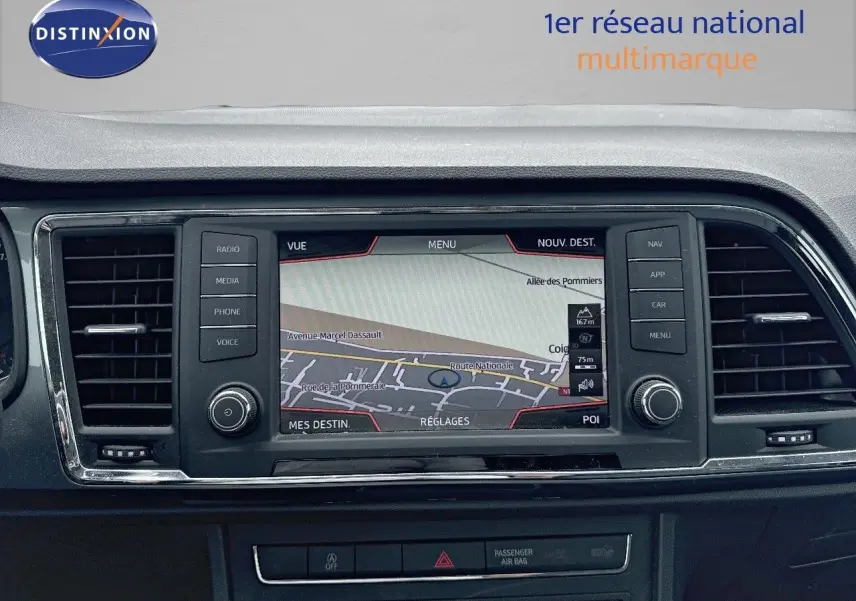 Vue rapprochée du tableau de bord du SEAT Ateca blanc 2018 avec écran tactile de navigation et commandes autour.
