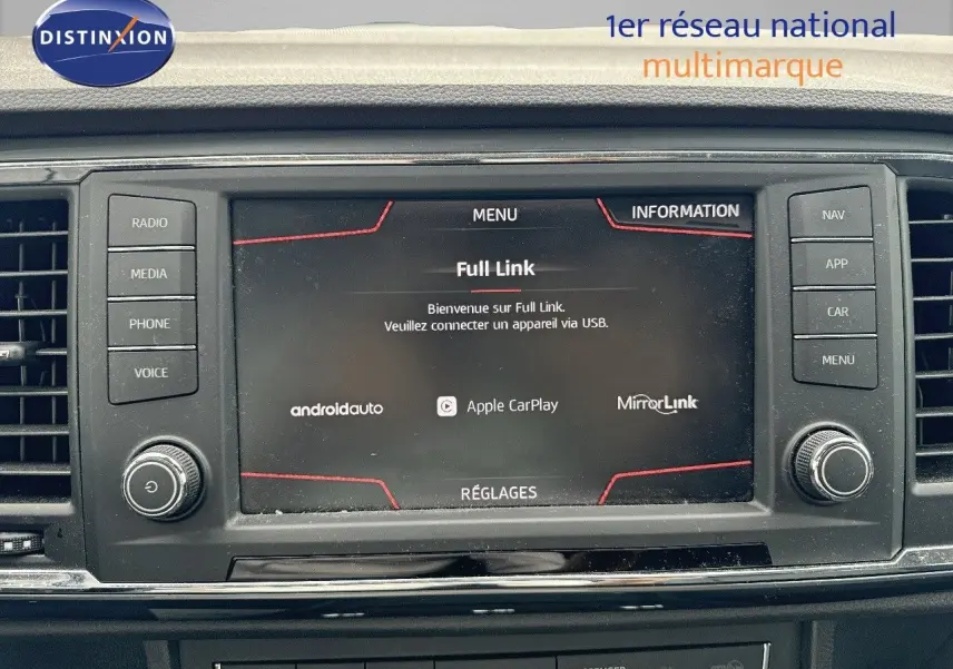 Écran tactile central du tableau de bord du SEAT Ateca blanc, affichant les options Full Link avec Android Auto et Apple CarPlay.