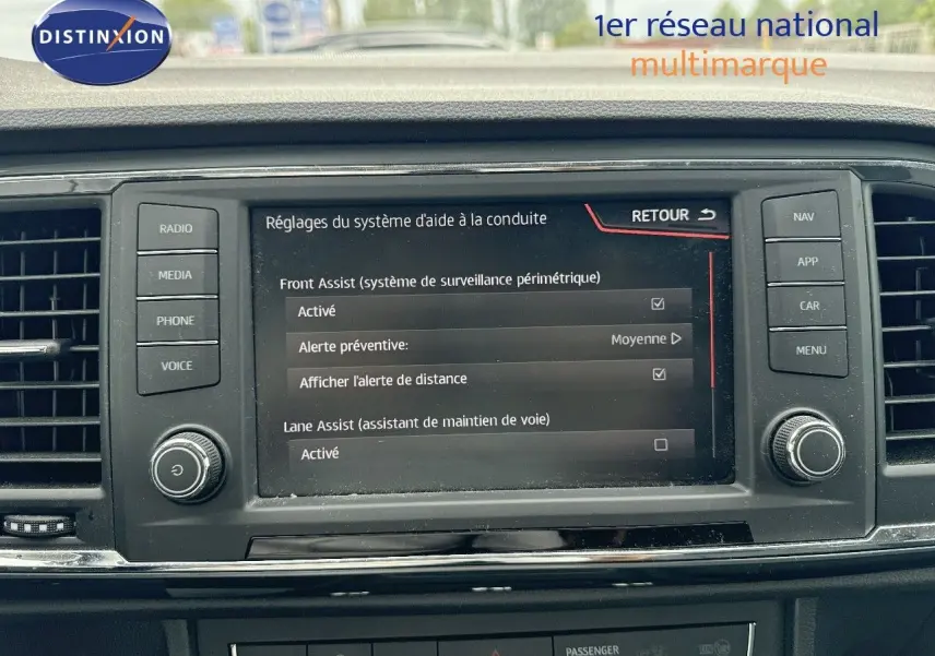 Écran central du tableau de bord du SEAT Ateca 2018 affichant les réglages d’aide à la conduite.