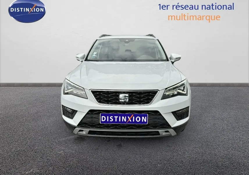 Vue de face d’un SEAT Ateca blanc 2018 avec calandre noire et logo centré sur fond neutre.