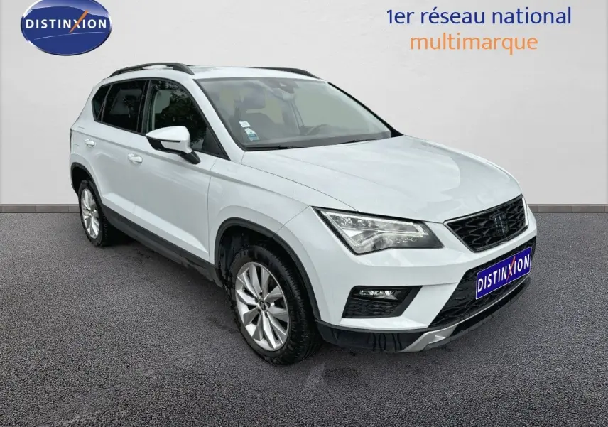 SEAT Ateca blanc en 3/4 avant droit, SUV compact avec jantes alliage et calandre noire distinctive.