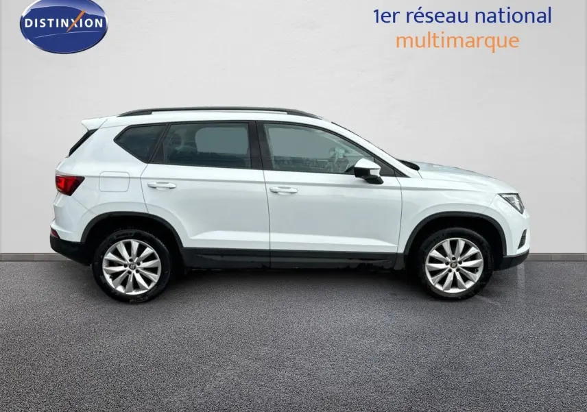 Profil droit d'un SUV SEAT Ateca blanc de 2018, avec jantes alliage et toit noir contrastant.
