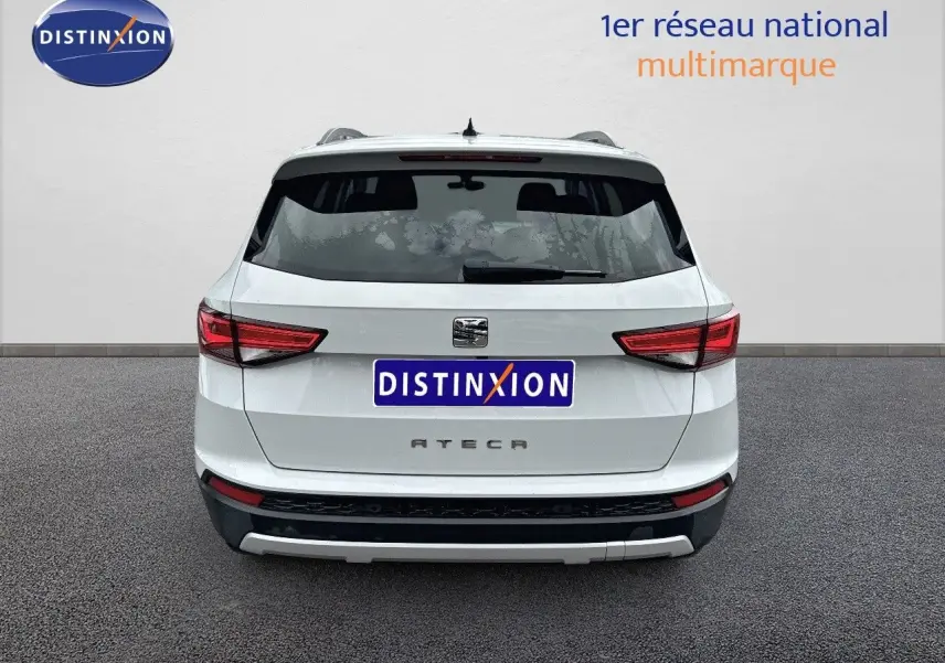 Vue arrière d’un SUV SEAT Ateca blanc de 2018 avec feux arrière LED et hayon fermé sur fond neutre.