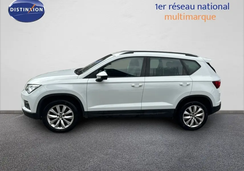 Profil gauche d’un SUV SEAT Ateca blanc 2018, finition Style Business avec jantes alliage 17 pouces.
