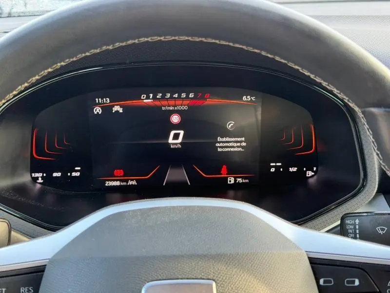 Vue rapprochée du tableau de bord numérique de la SEAT Ibiza 2025, affichage moderne avec compte-tours et vitesse à zéro.